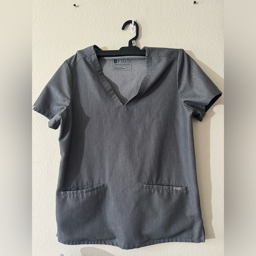FIGS size small heather gray three pocket scrub top